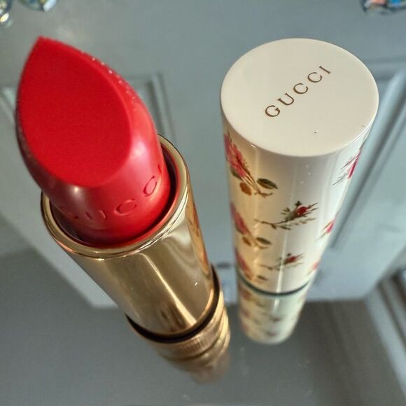 GUCCI ROUGE À LÈVRES VOILE – GOLDIE RED 25 | VINTAGE FLORAL - Picture 8 of 17
